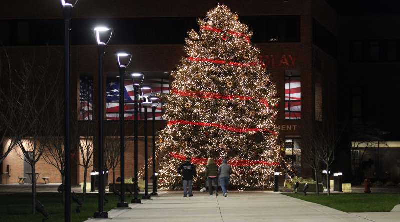 Findlay Christmas Tree Lights Up - WFIN