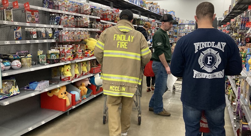 Firefighters Take Kids Christmas Shopping In Findlay – WFIN Local News