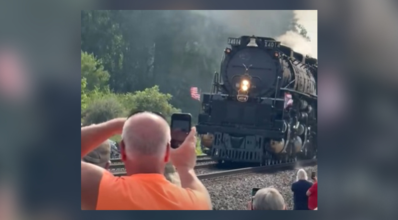 People Check Out ‘Big Boy’ As It Chugs Through Hancock County