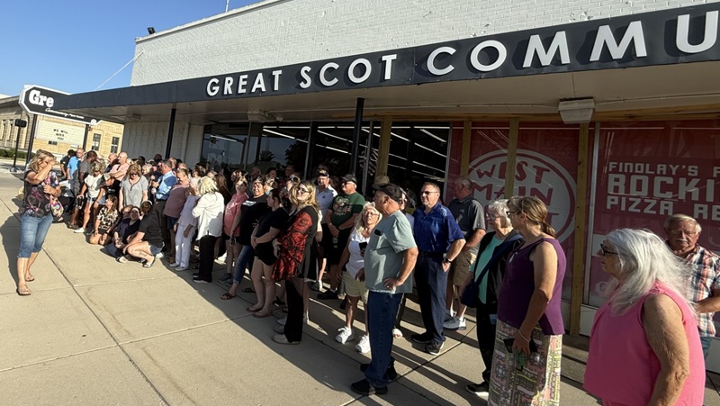 Great Scot Employees Gather For Group Photo As Stores Close